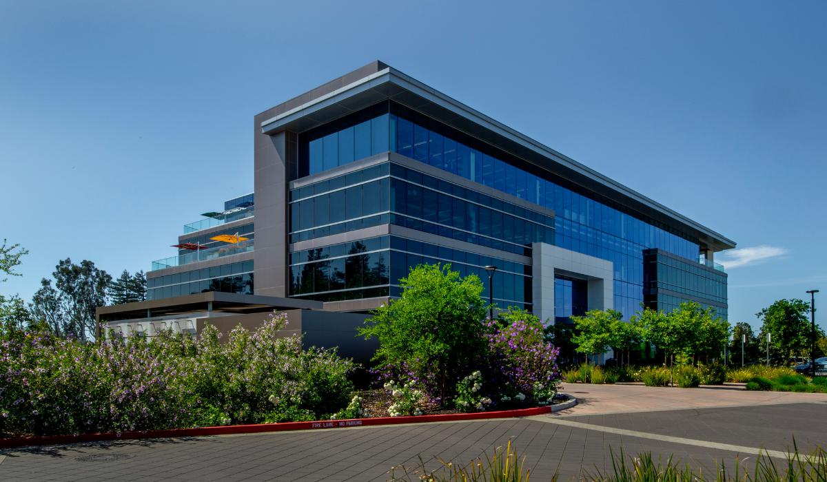 オフィスビルと調和のとれた外構