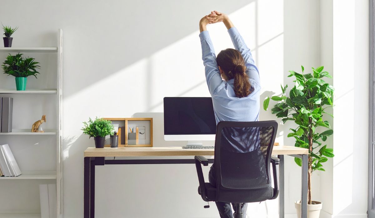 観葉植物が置かれたオフィスでくつろぐ様子