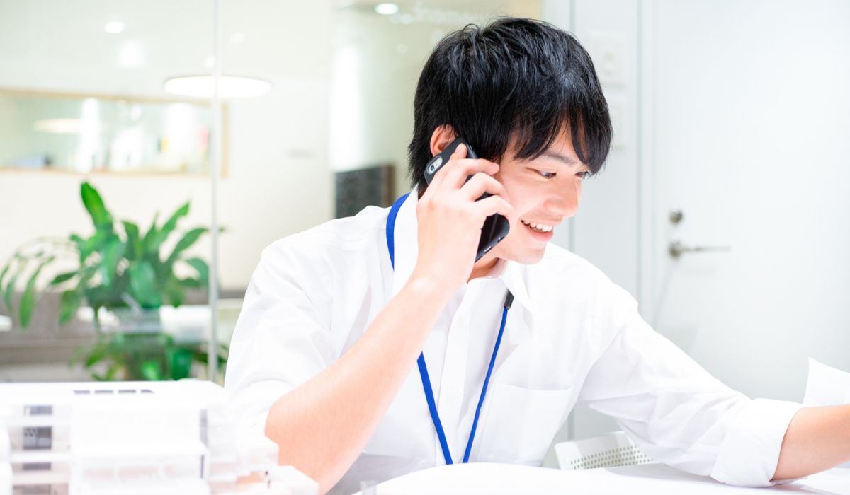 笑顔で働く男性